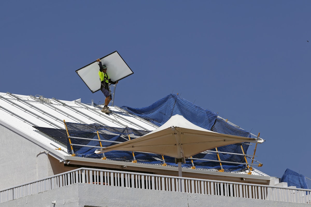 Profissional trabalhando próximo a painéis solares